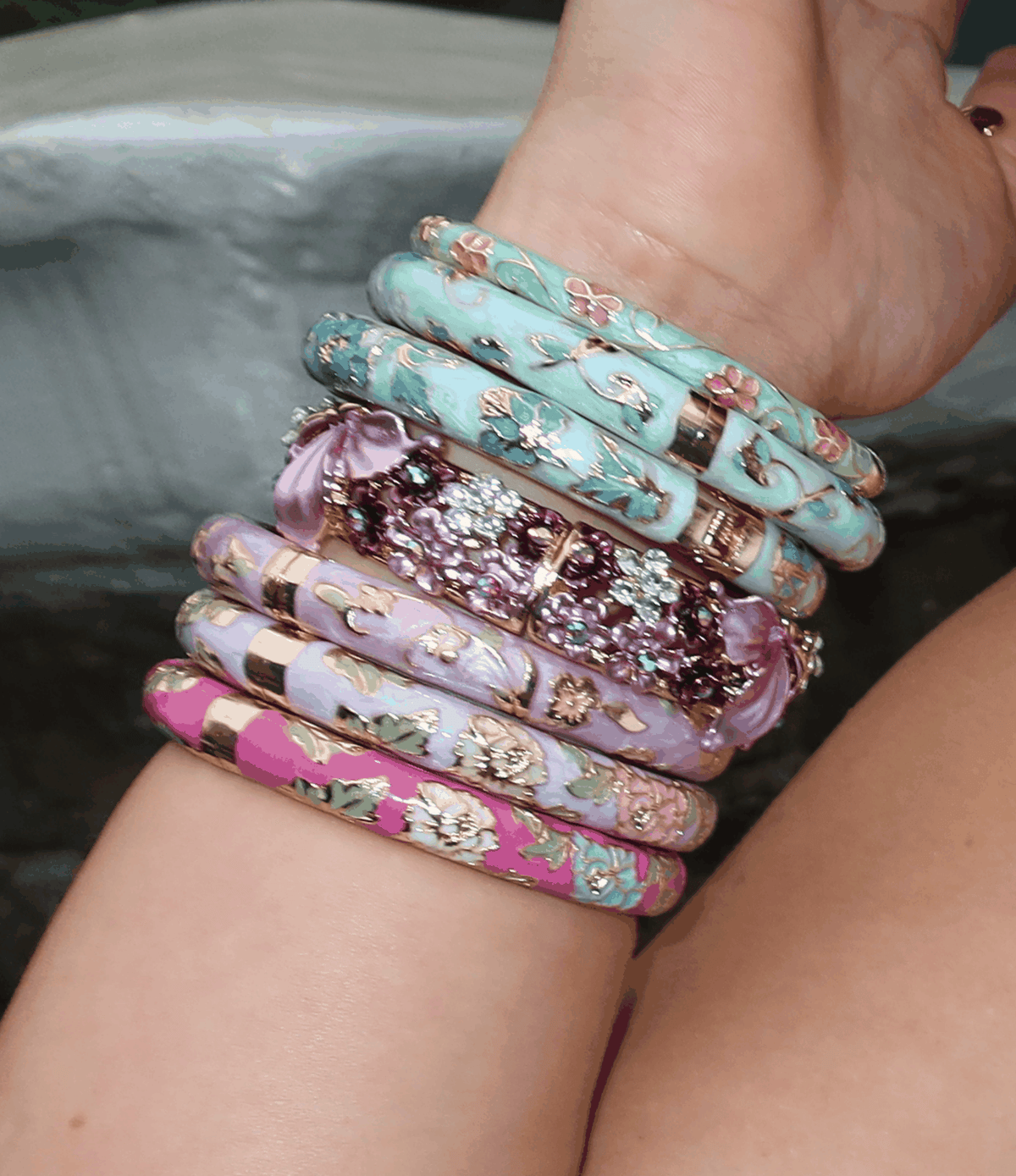 MIRA ENAMEL BANGLE IN LIGHT BLUE