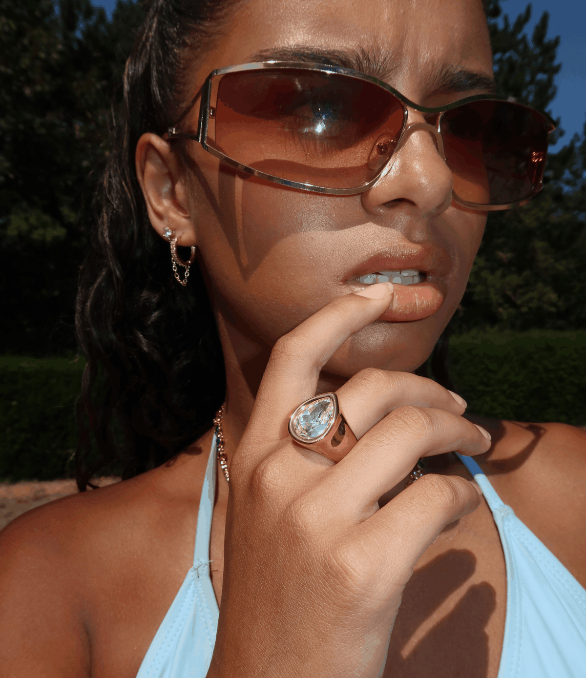 TEARDROP RING IN WHITE