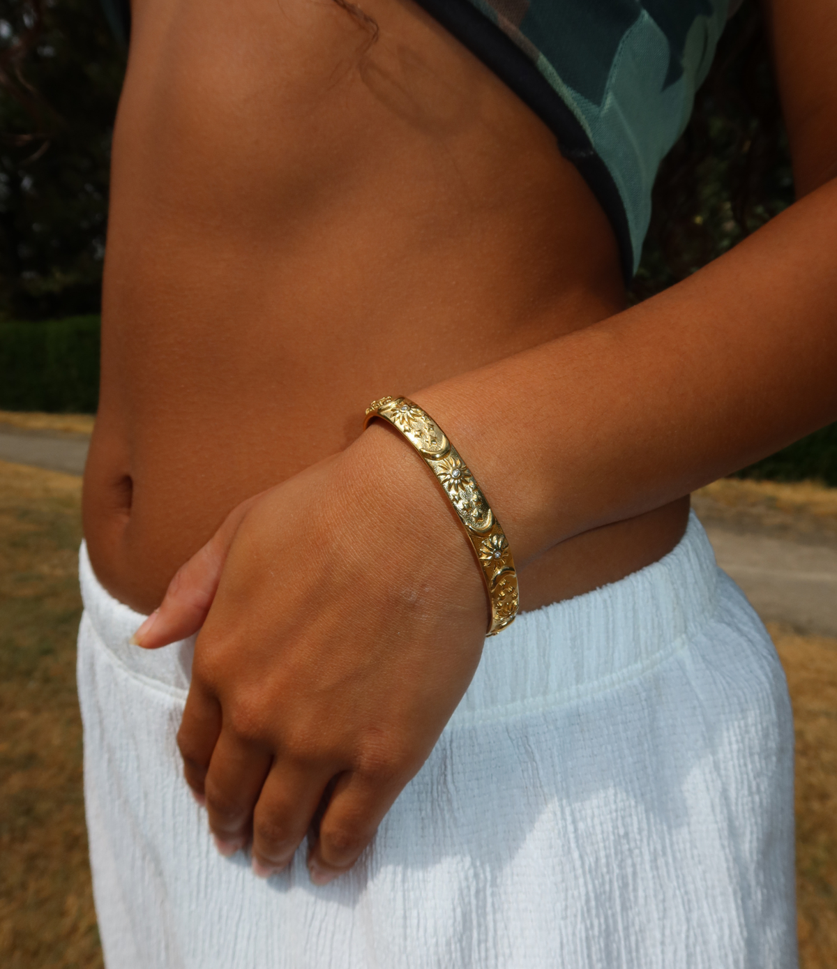 SELESTIA BANGLE IN WHITE