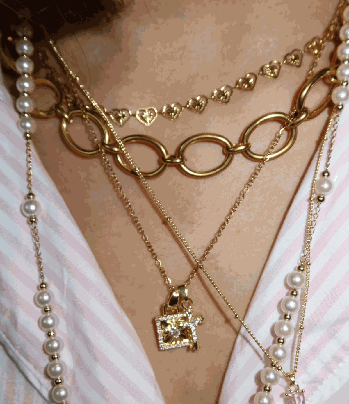CARMELLA NECKLACE in gold-tone metal with oversized oval links, layered with delicate chains, pearls and a pendant