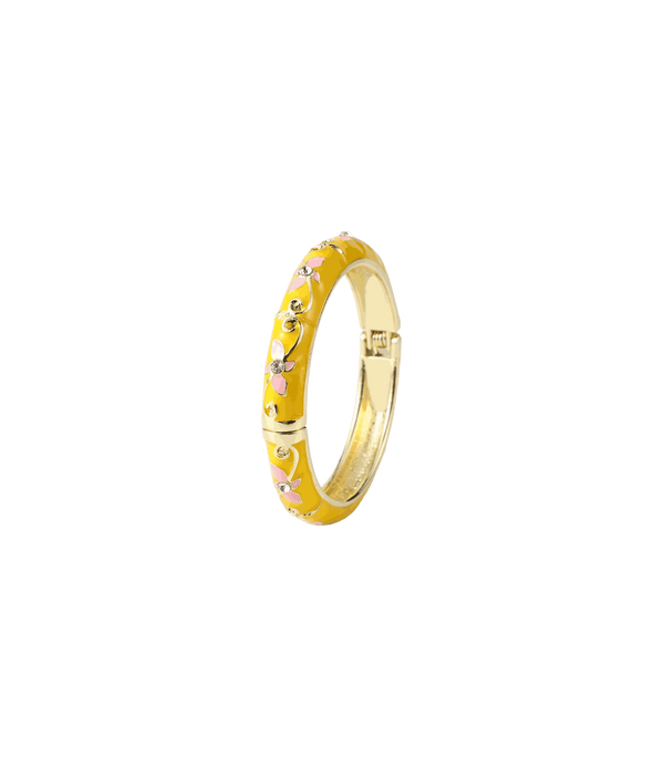 PETIT FLEUR BANGLE in glossy yellow enamel with delicate pink and white flowers, gold-tone metal and a clasp fastening.