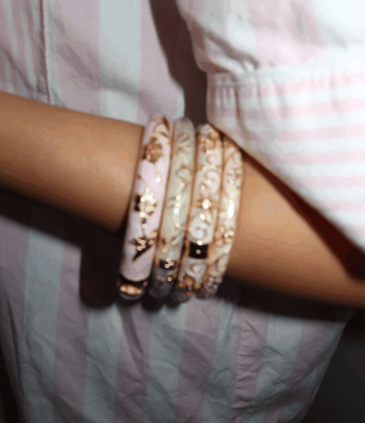 PRIMAVERA BANGLE IN CREAM enamel bangle with gold-tone trim, delicate floral details and a slim rounded band