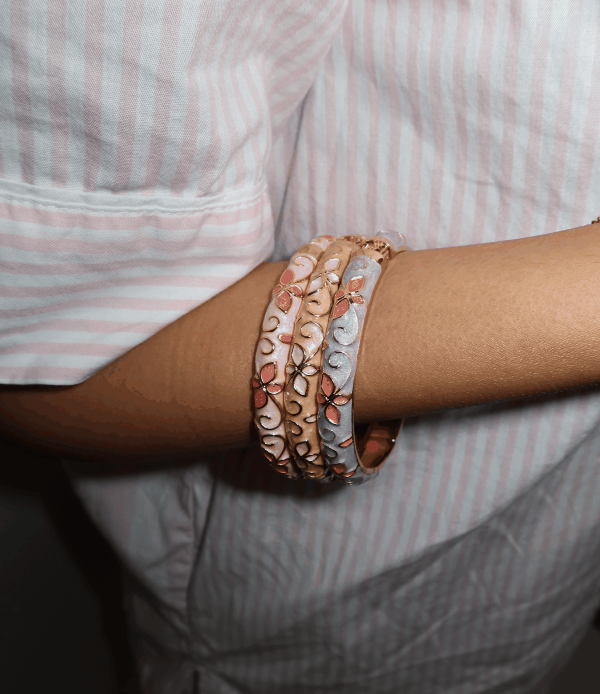 PRIMAVERA BANGLE IN PURPLE enamel bangle with pale lilac and peach tones, delicate floral motifs and gold-tone outlines