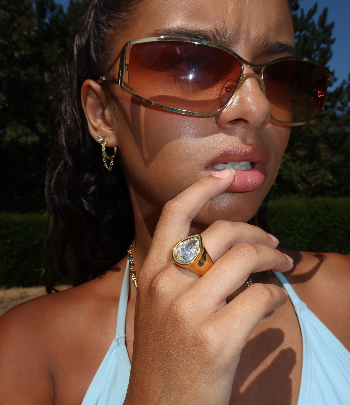 TEARDROP RING IN WHITE