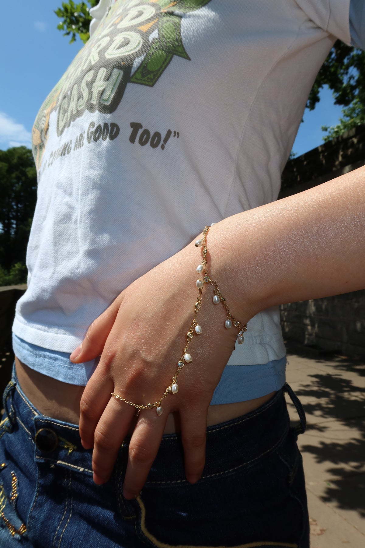 SHIMMER PEARL HAND CHAIN