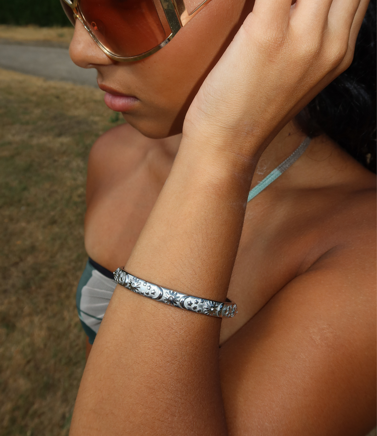 SELESTIA BANGLE IN WHITE