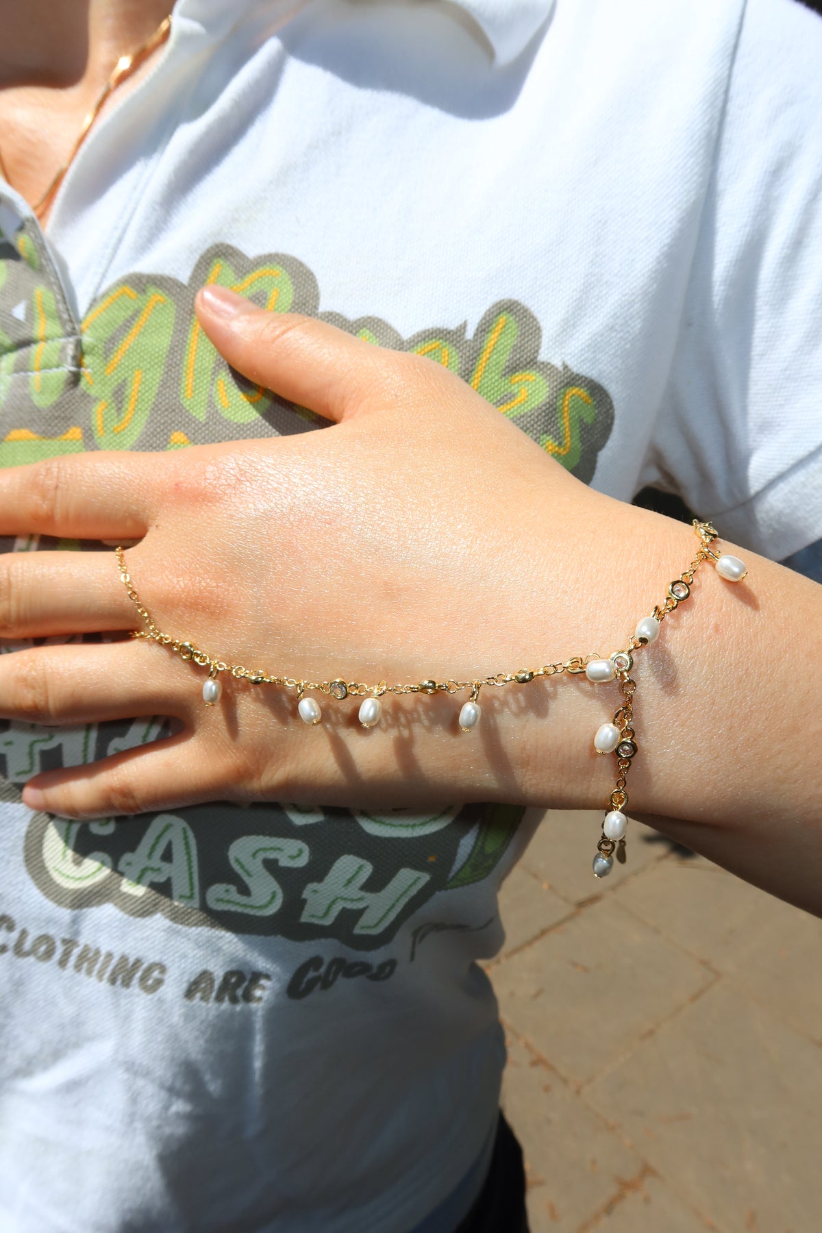 SHIMMER PEARL HAND CHAIN