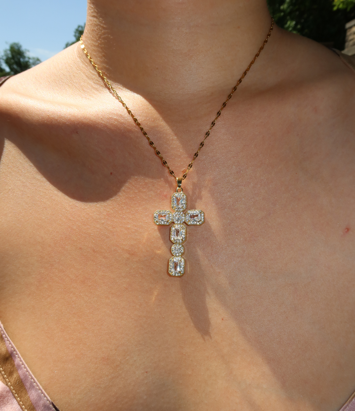 AMARA CROSS NECKLACE IN WHITE
