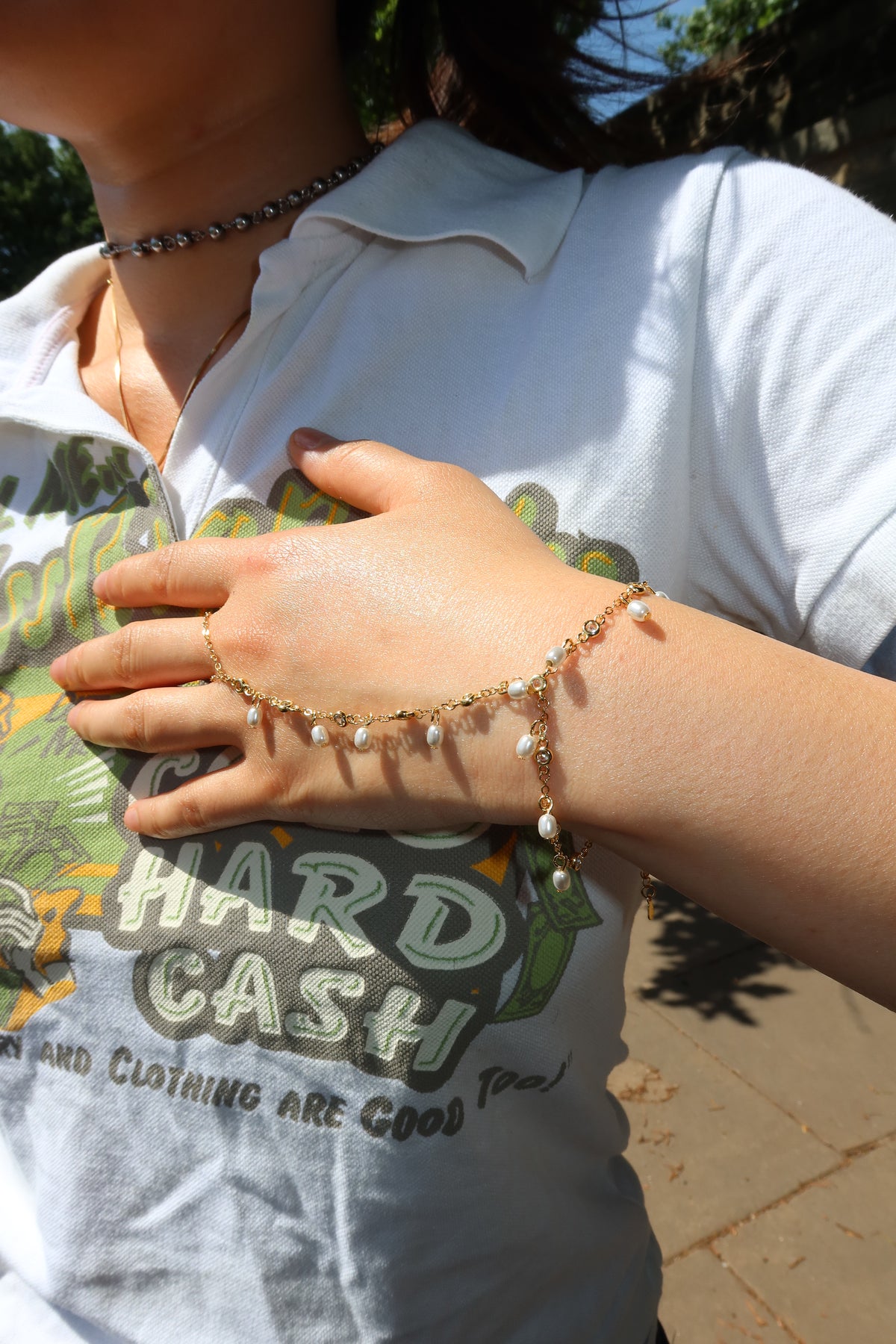 SHIMMER PEARL HAND CHAIN