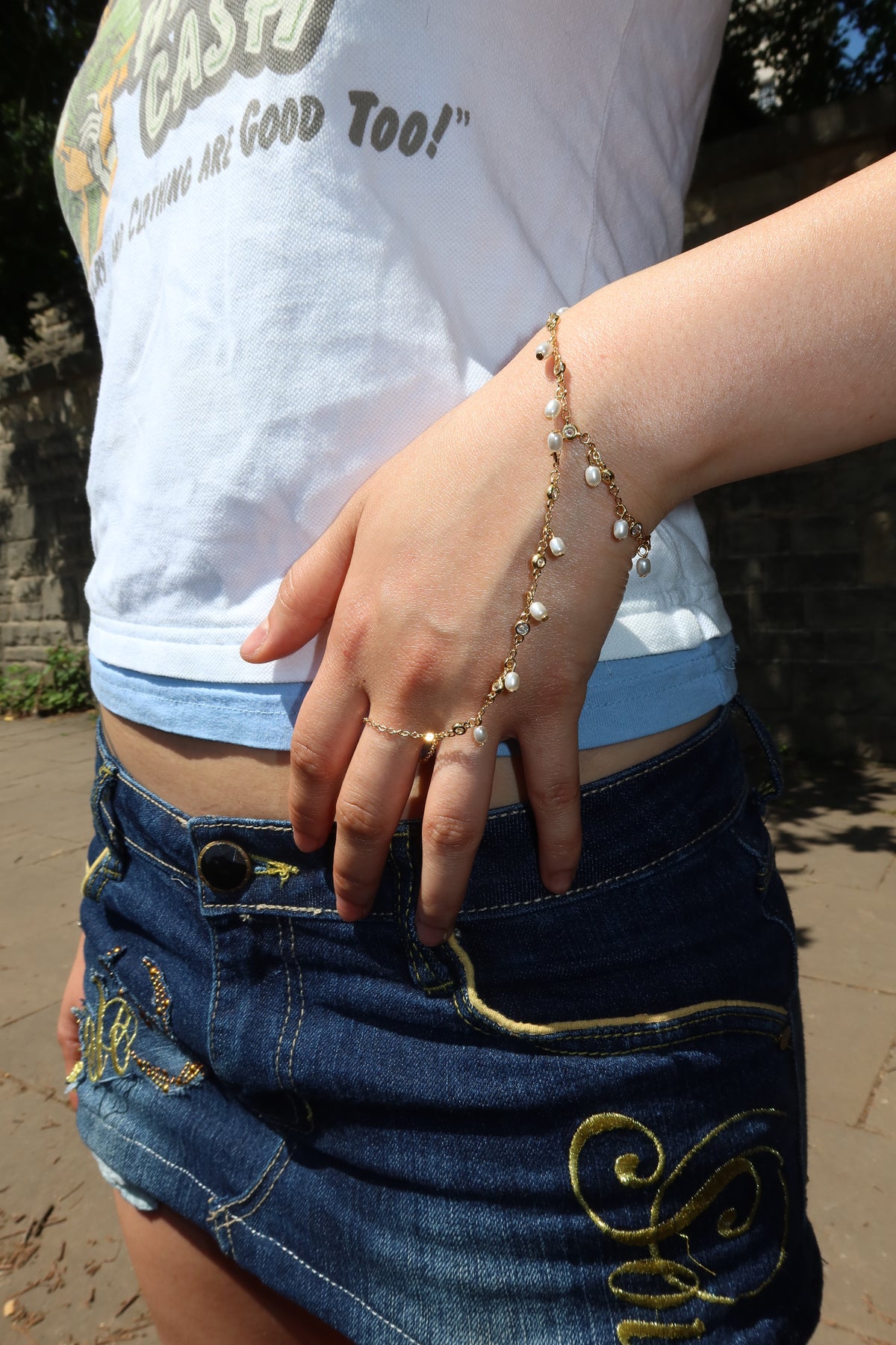 SHIMMER PEARL HAND CHAIN