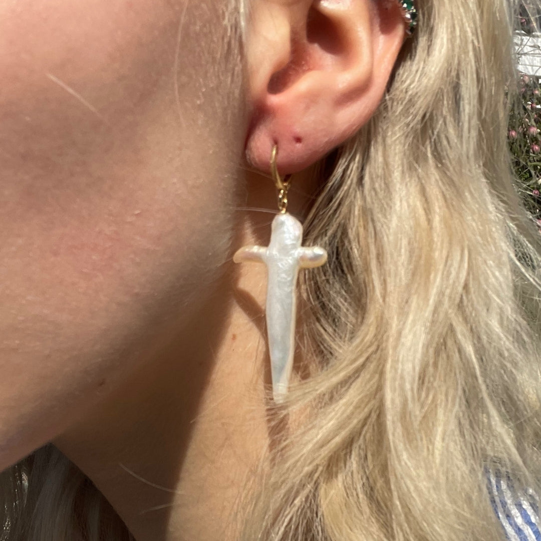 MIMI PEARL CROSS EARRINGS