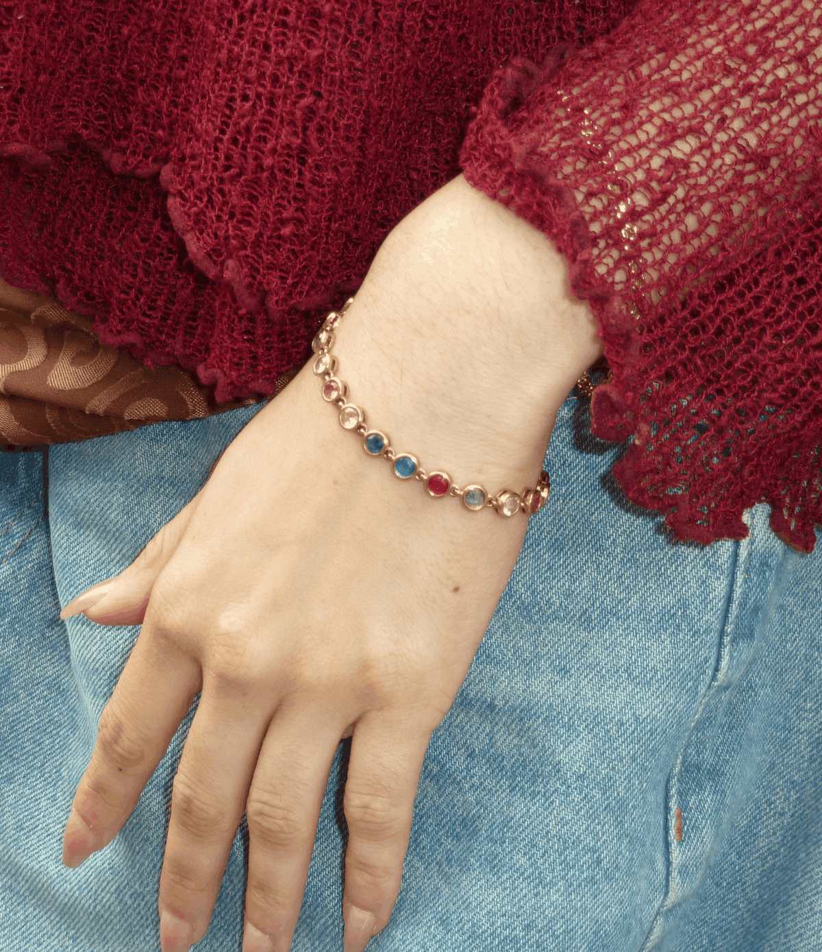 VIVIAN TENNIS BRACELET with a gold-tone metal chain and a row of round multicolour stones worn on the wrist